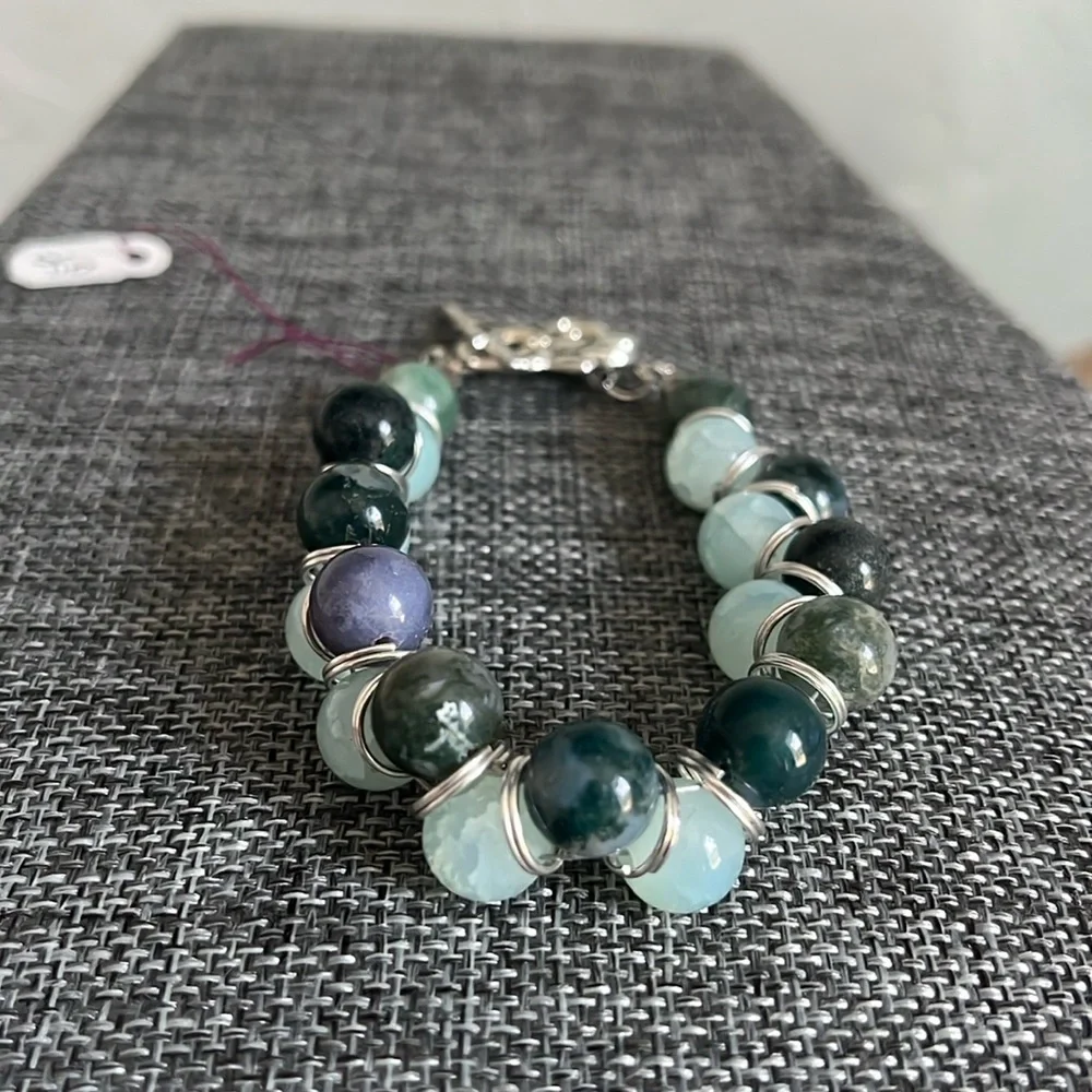 Glass multi toned green crackled beaded ornate leaf silver toggled bracelet - Picture 5 of 8